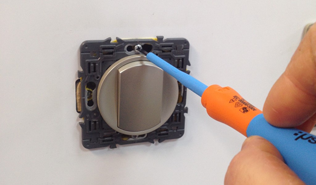 Демонтаж одноклавишного выключателя