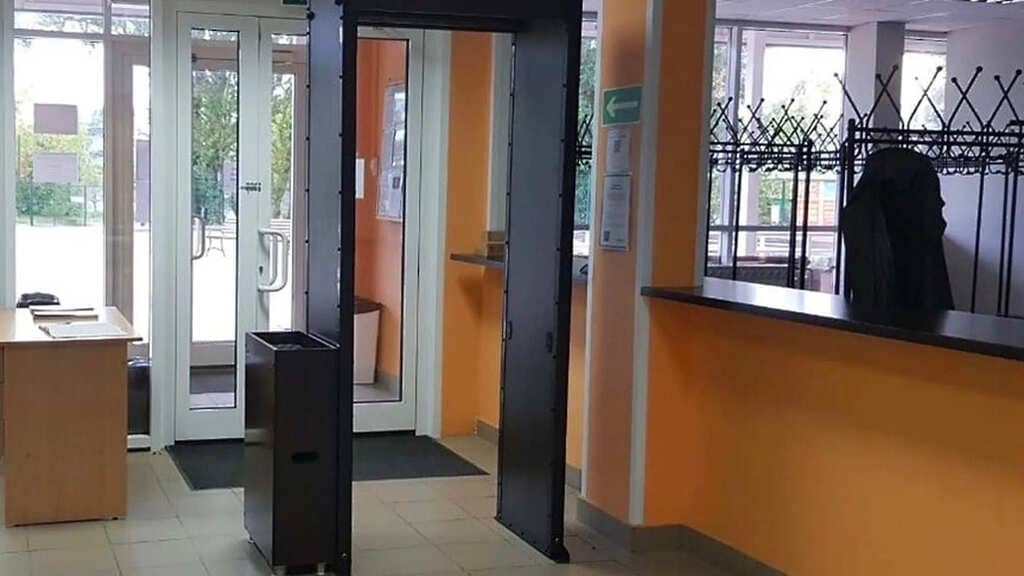 арочный металлодетектор для школы